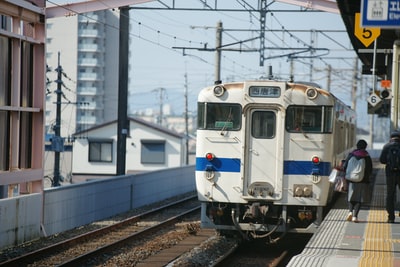 白色的火车将地铁
